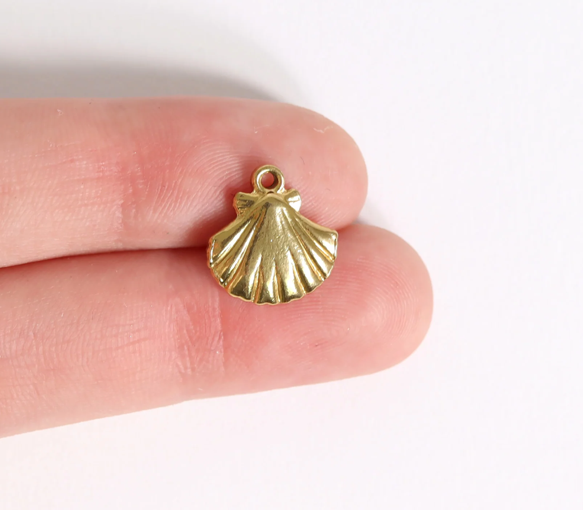 Clam Shell Charm